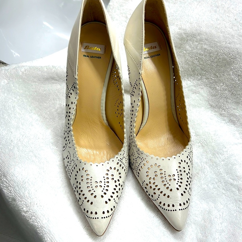 NWOT Bata Perforated Leather Heels size 9